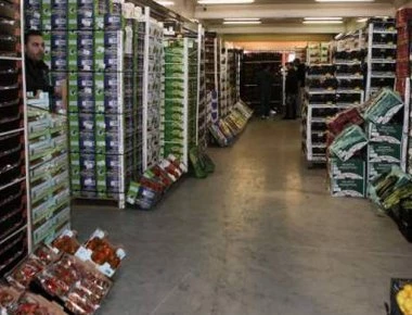 Δέσμευση φρούτων σε επιχείρηση του Πειραιά